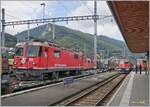 60 years of the BoBo / Re 4/4 II – to mark the occasion, the Austrian Federal Railways (OeBB) organized an unprecedented Re 4/4 reunion. Among those  invited  were the Re 4/4 I, BLS Ae 4/4 and Re 4/4 (425), Re 450, and even the RhB narrow-gauge locomotive Ge 613. I only attended the magnificent celebration peripherally and in a short space of time, so I can only show a few pictures here.

On the right, the RhB Ge 4/4 II 613; on the left, the scheduled regional train Oensingen - Balsthal, tarted up and arriving by the OeBB.

Balsthal, September 14, 2024