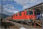 60 years of the BoBo / Re 4/4 II – to mark the occasion, the Austrian Federal Railways (OeBB) organized an unprecedented Re 4/4 reunion. Among those  invited  were the Re 4/4 I, BLS Ae 4/4 and Re 4/4 (425), Re 450, and even the RhB narrow-gauge locomotive Ge 613. I only attended this magnificent celebration in passing and for a short time, so I can only share a few pictures here.
Re 4/4 II 11239 (Re 420 239-6) Cham, BLS Ae 4/4, Re 4/4 BLS, and Re 4/4 I(Re 410). 

Balsthal, September 14, 2024