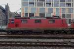 Side view on 11257 at Thun on a rainy 28 May 2019. The difference betwen the first batch of 55 locos Class Re 4/4 /420/421 and the main bulk is easily seen: the first batch have one pantograph (mostly diamond, but some have single arm ones) where the main bulk from 11156 have two single-arm pantographs.