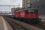 SBB LION 420 213 quits Zürich HB with a peak hour service on 19 May 2023.