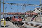 The SBB Re 4/4 II (Re 420 295-8) is passing through Neuchâtel station with a freight train heading towards Biel/Bienne.

June 19, 2026