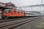 SBB 11199 hält in Arth-Goldau mit dem Panoramic Express Extrazug von (und nachdem die Lok umgespannt hat auch nach) Bellinzona über Erstfeld und Göschenen an einem regnerischen 15. Mai 2026.