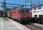 The SBB Re 4/4 II 11289 (Re 420 289-1) is waiting in Lausanne with its EWLV train to the Limmattal marshalling yard (RBL) via Brig for departure. Interestingly, the long train is hauled by only one Re 4/4 II, whereas usually two class 193 locomotives ...