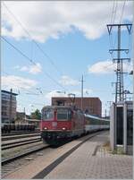 The SBB Re 4/4 II 11301 with an IC coming from Zurich at Singen (Htw) station.

September 19, 2022