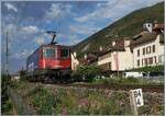 La Re 4/4 II 11346 (Re 420 346-9) des CFF est en route en tant que train tracté par locomotive près de Ligerz en direction de Neuchâtel.
