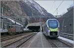 Terwijl de BLS MIKA RABe 528 117 als R1 het station Goppenstein verlaat richting Brig, wacht de Re 4/4 192 met zijn autotrein op vertrek naar Kandersteg.

12 september 2024