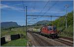 The SBB Re 430 370-7 wit a Post-Train by Auvernier.