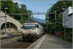 The  Federer  Re 460 003-7 is arriving at Vevey Station.