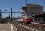 The SBB Re 460 072 with a IR to Fribourg is arriving at Lausanne. 

27.07.2020