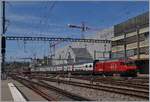 A SBB Re 460 wiht his IC1 from Genève Aéroport to St Gallen is arriving at the Lausnne Station.