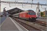 An SBB Re 460 leaves Lausanne with its HVZ IR 90 towards Geneva. In the foreground you can still see a DKW that is no longer in use, but the actual motif is the Bpm in green/gray directly behind the locomotive. Bpm in and of itself are quite rare, and in green/gray they are almost rarely seen in planned use. The car has the UIC number B 50 85 21-73 518-5 CH-SBB. May 17, 2023