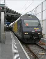 The SBB Re 460 028 (Re 460 91 85 4 460 028-4 CH-SBB) features the attractive advertising decoration 'Swiss Hiking Trails,' although the locomotive probably looks even better with the yellow front.  
The SBB Re 460 028 was photographed at the stop in  ...