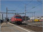 The SBB Re 460 096-7 leans into the curve with its IR in Langenthal.