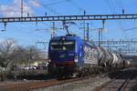 WRS 475 902 hauls an empty kerosene train through Pratteln toward Basel on 13 February 2024.