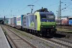 BLS Cargo 485 010 ciągnie pociąg intermodalny Cabooter przez Neuwied w kierunku Szwajcarii 30 kwietnia 2026.