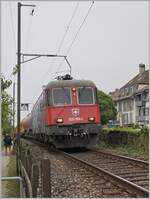 The SBB Cargo Re 6/6 11669 (620 069-5) 'Hägendorf' wiht a Cargo Service  ont the way to Biel/Bienne by Ligerz. 

08.10.2025