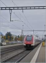 A SBB ICN RABe 500 is the IC5 1524 from Zürich Main Station to Lausanne. This service is arriving at Grenhen Süd. 

18.11.2023