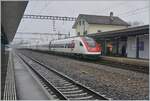 In pretty bad weather, an ICN RABDe 500 is in Gland on the way from Genève to Rorschach; From the next timetable change, this connection will operate from Lausanne.