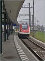 A SBB RABDe 500 is the IC 5 1518 on the way form Zürich to Lausanne. This service ia now arriving at Oensingen. 

08.11.2025