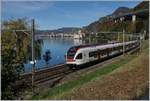 The SBB Flirt RAbe 523 013 will be arriving at Villeneuve.
In the background the Castle of Chillon.
24.10.2017