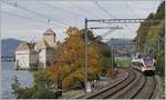 The SBB RABe 523 053 on the way to Villeneuve by the Castle of Chillon.