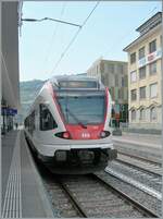 El SBB RABe 523 023 está esperando en Vevey como R3 para partir hacia Vallorbe. Lo que me impulsó a fotografiar esta escena por lo demás mundana es el panel frontal recién diseñado del tren con el número 023 adjunto.

3 de agosto de 2026