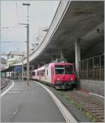 The SBB RABe 560 384 Domino, still painted in TRAVYS colors, is waiting in Lausanne as S 40 for departure to Vauderens.