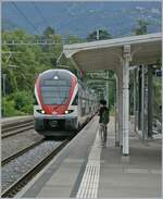 The SBB RABe 511 027 is arrivign at Burier. This tains runs from Bex to Grandson. 

07.09.2022