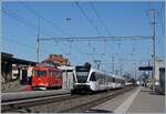 While two SBB THURBO GTW RABe 526 AM are standing at the platform in Rheineck (or leaving Rheineck), the AB RhW BDeh 1/2 to Walzenhausen is standing ON the platform. March 23, 2021