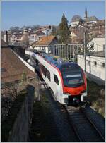 The SBB Flirt3 RABe 523 503  Mouette  (RABe 94 85 0 523 503-6 CH-SBB) is the S7 on the   Train de Vignes  Linie between Puidoux and Vevey. This train was pictured in Chexbres. 

11.02.2023