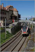 An SBB RABe 523 (und ein weiterer) verlassen Rivaz als Regionalzug nach Aigle.