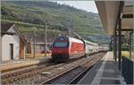 Una SBB Re 460 está empujando su IR 95 1713 a través de la estación de Rivaz hacia Brig.

12 de agosto de 2026