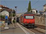 Una SBB Re 460 remolca (junto con otra en la parte delantera del tren y no visible aquí) su IR 95 1712 hacia Nyon, pasando por la estación de Rivaz sin detenerse.

12 de agosto de 2026