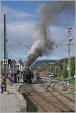With a high plume of smoke, the BFD HG 3/4 No. 3 of the Blonay Chamby Railway waits in Blonay for departure.

28 Oct. 2023