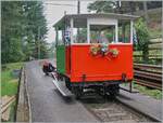 As already mentioned in other pictures of the Dm 2/2 No. 3 'Biniou' from Brittany, the draisine can be turned independently of location or even removed from the track to allow, for example, scheduled trains to pass.  
While for 'removing it from the  ...