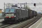 In una nebbiosa giornata del 16 marzo 2022, la X4E-718 traina il treno container GTS verso Waalhaven attraverso Blerick.