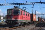 El 13 de febrero de 2024, la SBB 420 258 arrastra un tren de contenedores a través de Pratteln hacia Basilea.