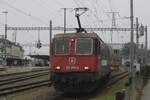 SBBC/SSG 421 374 przejeżdża luzem przez stację Payerne 31 grudnia 2024.
