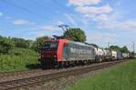 SBBCOI 482 012 tracte un train intermodal à travers Kaarst Broicherseite le 8 mai 2025.