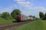 Op 8 mei 2025 sleept SBB Cargo 482 012 een intermodale trein door Kaarst.