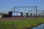 Toujours le blues... ciel bleu, locomotive bleue tirant un train chargé de conteneurs bleus : la SBBCI 193 528 tracte un train de conteneurs entièrement chargé à travers Valburg sur l'axe fret Betuweroute en direction de Waalhaven Zuid près de Rotterdam le 8 février 2023.