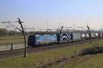 On 22 March 2025 SBBCI 193 523 hauls an intermodal freight through Valburg toward the Rotterdam port area. The two front tracks are the mainthrough tracks; in the background a passing/pausing loop can be seen. 