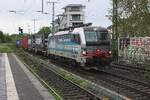 SBB Historic 193 110 zieht den Samskip-Containerzug am grauen 13. Mai 2026 durch Köln Süd. Dieser Zug stammt aus dem Rangierbahnhof Kijfhoek bei Rotterdam und fährt über die niederländische Betuweroute, Deutschland und die Schweiz bis nach Melzo bei Mailand in Italien.