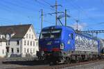 A few hundred yards west from the railway station of Pratteln lies a well-known vantage point where nice pictures of freight trains can be made.