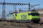 BLS 465 014 hauls a Vectron at Pratteln on 13 February 2024 after having brought in an automotive train.