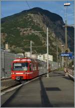 A TMR (M-C) Beh 4/8 is arriving at Martigny.