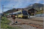 A MOB  Lenker-Penedel  (ABt - Be 4/4 - Bt) on the way to Zweisimmen by his stop in Saanen. 

22.10.2019