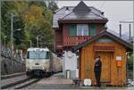 El Ge 4/4 8002, decorado para el 125º aniversario de la MOB, pasa por la estación de Chamby mientras remolca su tren GPX desde Interlaken West hasta Montreux.

24 de octubre de 2026