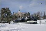 The CEV MVR ABeh 2/6 7505 by his stop in Blonay-Château, in the backgraound the Blonay Castle.-

26.01.2021