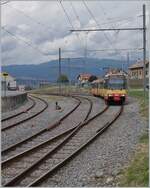 The OC/TRAVAYS Be 4/8 004 (0948000 450 004-7 GT8-100D/2S) is arriving at Chavornay.